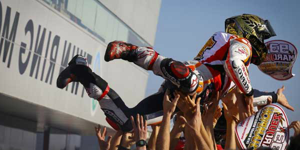 Marc Marquez merayakan gelar Juara MotoGP bersama Repsol Honda Team